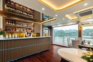 Hanoi: Ha Long Bay päiväretki - ylellinen risteily ja buffet-lounas