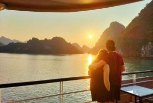 Hanói: Cruzeiro de luxo de dia inteiro na Baía de Ha Long com almoço e caiaque