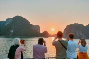 Hanói: Cruzeiro de luxo de dia inteiro na Baía de Ha Long com almoço e caiaque