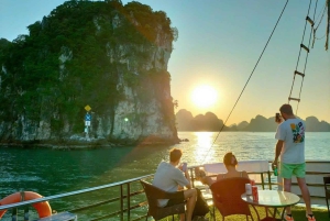 Hanói: Cruzeiro de luxo de dia inteiro na Baía de Ha Long com almoço e caiaque