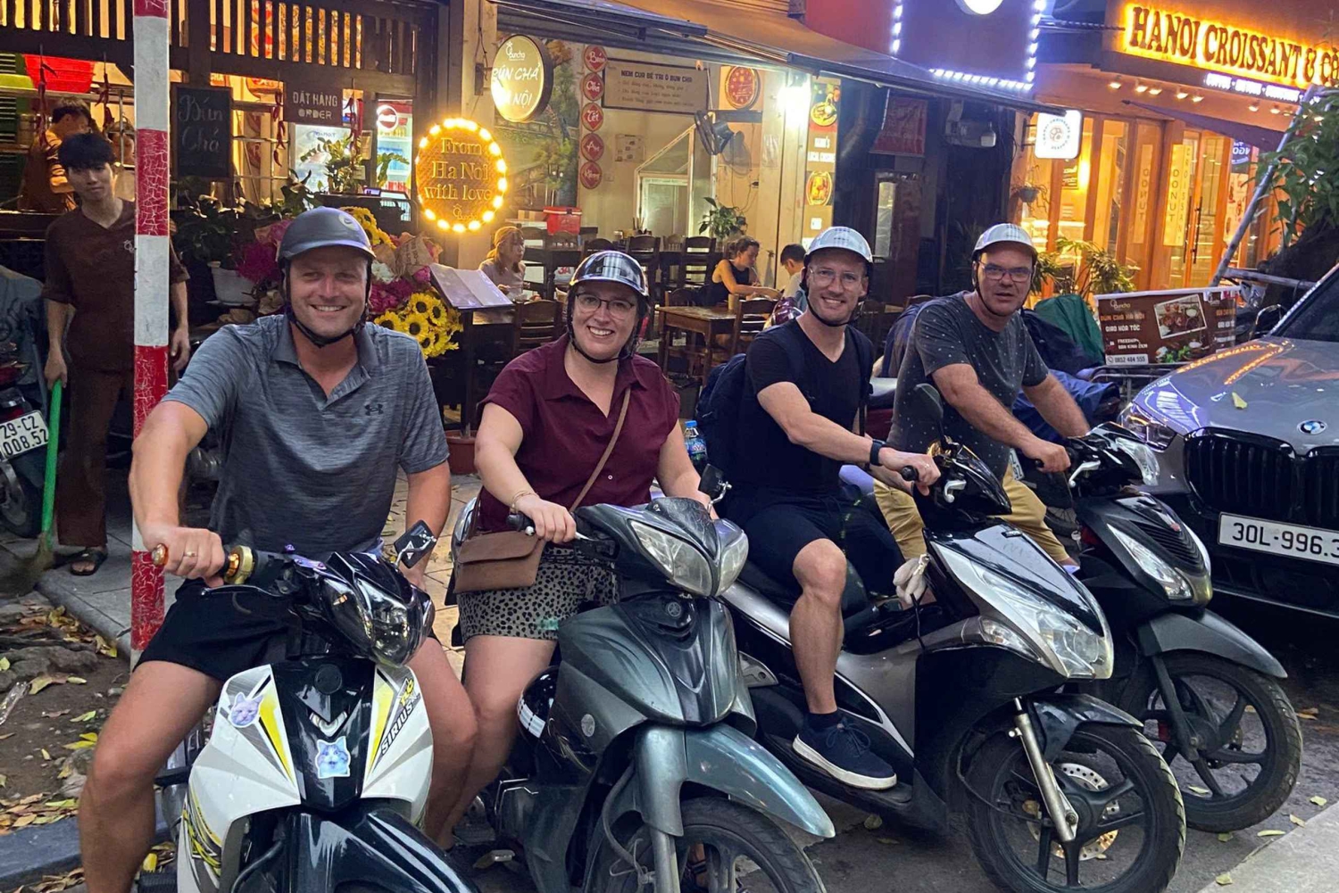 Tour della città di Hanoi in moto con street food e divertimento