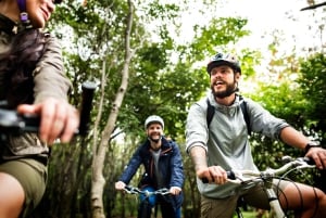 Demi-journée à vélo au lac de l'Ouest de Hanoï : pagodes, coucher de soleil et collations