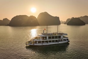 Hanoi : Croisière dans la baie d'Halong, grotte étonnante, île de Titov et kayak