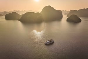Hanoi : Croisière dans la baie d'Halong, grotte étonnante, île de Titov et kayak