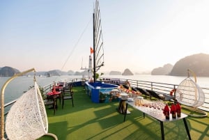 Hanoi : Croisière dans la baie d'Halong, grotte étonnante, île de Titov et kayak