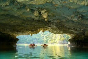 Hanoi : Croisière dans la baie d'Halong, grotte étonnante, île de Titov et kayak