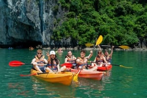 Hanoi : Croisière dans la baie d'Halong, grotte étonnante, île de Titov et kayak