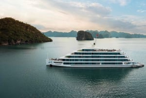 Hanoi: Crucero de 6 estrellas por la bahía de Halong con balcón privado y bañera.
