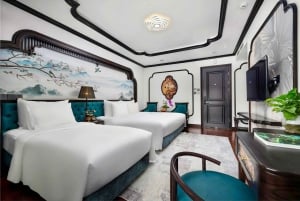 Hanoi: Crucero de 6 estrellas por la bahía de Halong con balcón privado y bañera.