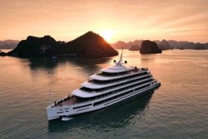 Hanoi: Crucero de 6 estrellas por la bahía de Halong con balcón privado y bañera.