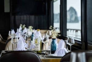 Hanoi : Croisière dans la baie d'Halong, grotte étonnante, île de Titov et kayak