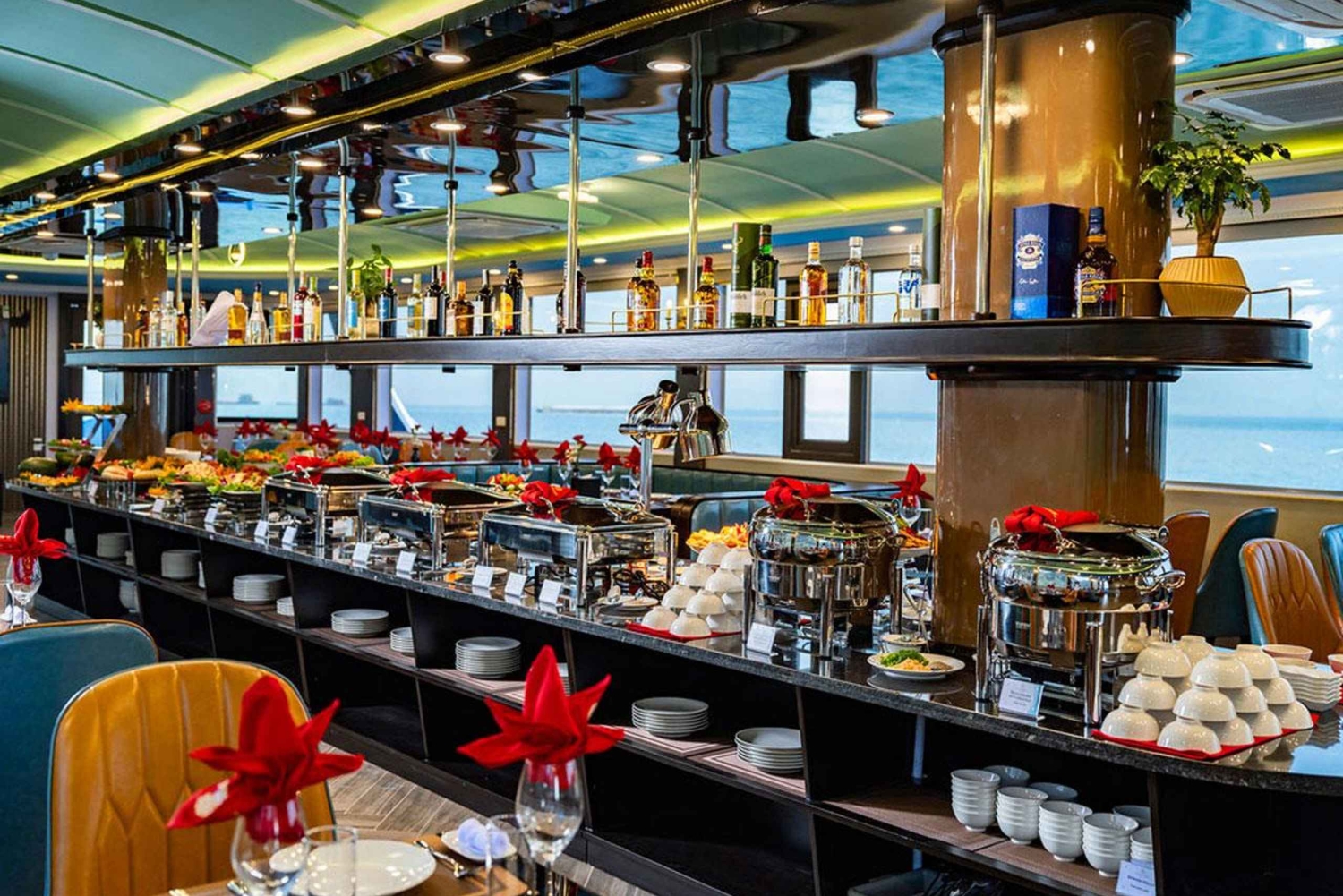 Hanoi: Bådtur i Halong-bugten med buffet, kajaksejlads og transport