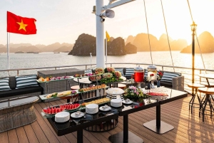 Hanoi: Bådtur i Halong-bugten med buffet, kajaksejlads og transport