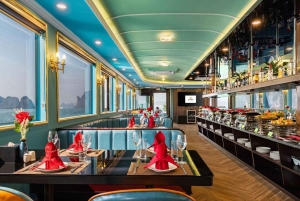 Hanoi: Bådtur i Halong-bugten med buffet, kajaksejlads og transport