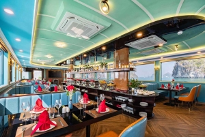 Hanoi: Bådtur i Halong-bugten med buffet, kajaksejlads og transport