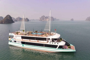 Hanoi: Bådtur i Halong-bugten med buffet, kajaksejlads og transport