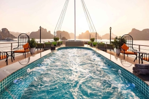 Hanoi: Bådtur i Halong-bugten med buffet, kajaksejlads og transport