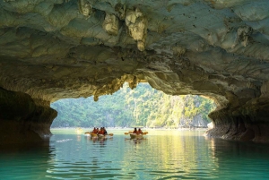 Hanoi: Bådtur i Halong-bugten med buffet, kajaksejlads og transport