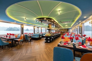 Hanoi: Bådtur i Halong-bugten med buffet, kajaksejlads og transport