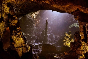 Hanoi: Bådtur i Halong-bugten med buffet, kajaksejlads og transport