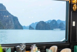 Hanoi: Bådtur i Halong-bugten med buffet, kajaksejlads og transport