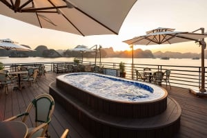 Baia di Halong: Crociera di lusso di un giorno con buffet, kayak e bagno