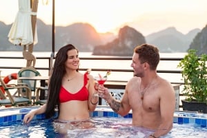 Baia di Halong: Crociera di lusso di un giorno con buffet, kayak e bagno