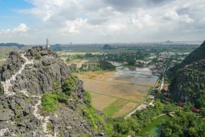 Excursion d'une journée à Hanoi : Hoa Lu, Trang An et la grotte de Mua