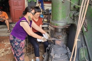 Traditionelle Messerschmiede-Werkstatt in Hanoi