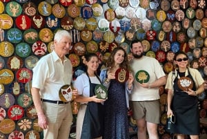 Hanoi: laboratorio di pittura su lacca con intarsio di gusci d'uovo