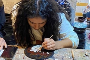 Hanoi: laboratorio di pittura su lacca con intarsio di gusci d'uovo