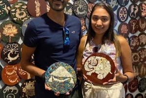 Hanoi: laboratorio di pittura su lacca con intarsio di gusci d'uovo