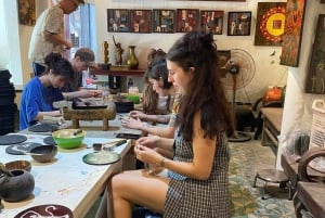 Hanoi: laboratorio di pittura su lacca con intarsio di gusci d'uovo