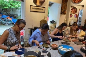 Hanoi: laboratorio di pittura su lacca con intarsio di gusci d'uovo