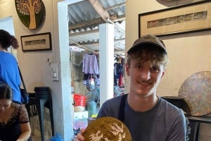 Hanoi: laboratorio di pittura su lacca con intarsio di gusci d'uovo