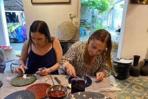 Hanoi: laboratorio di pittura su lacca con intarsio di gusci d'uovo