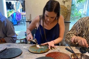 Hanoi: laboratorio di pittura su lacca con intarsio di gusci d'uovo