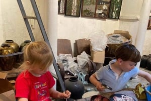 Hanoi: laboratorio di pittura su lacca con intarsio di gusci d'uovo