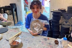 Hanoi: laboratorio di pittura su lacca con intarsio di gusci d'uovo