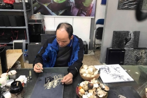 Hanoi: lakwerk en votiefpapier dorpen of wierook en hoed