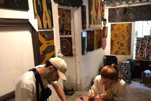 Hanoi: lakwerk en votiefpapier dorpen of wierook en hoed