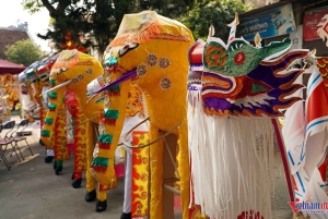 Hanoi: lakwerk en votiefpapier dorpen of wierook en hoed