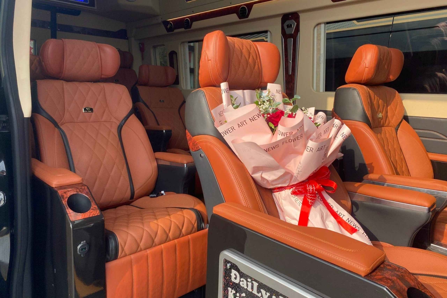 ハノイ：ニンビン行きのリムジンバスチケット（小グループバス）