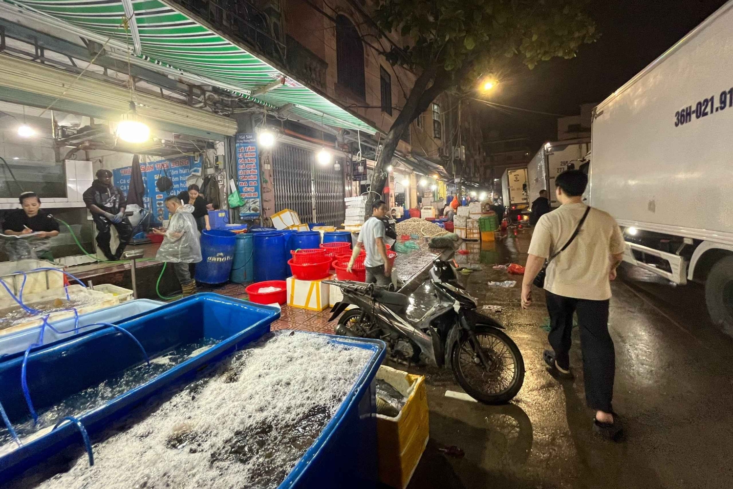 Hanoi: prywatna wycieczka nocna po targu Long Biên z lokalnym przewodnikiem