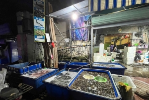 Hanoi: prywatna wycieczka nocna po targu Long Biên z lokalnym przewodnikiem