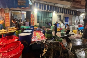 Hanoi: prywatna wycieczka nocna po targu Long Biên z lokalnym przewodnikiem