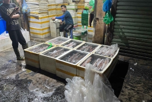 Hanoi: prywatna wycieczka nocna po targu Long Biên z lokalnym przewodnikiem