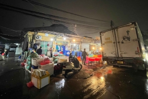 Hanoi: prywatna wycieczka nocna po targu Long Biên z lokalnym przewodnikiem