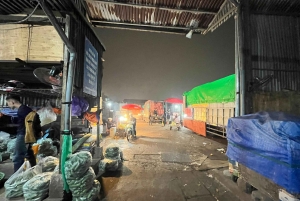 Hanoi: prywatna wycieczka nocna po targu Long Biên z lokalnym przewodnikiem