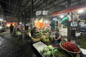 Hanoi: prywatna wycieczka nocna po targu Long Biên z lokalnym przewodnikiem